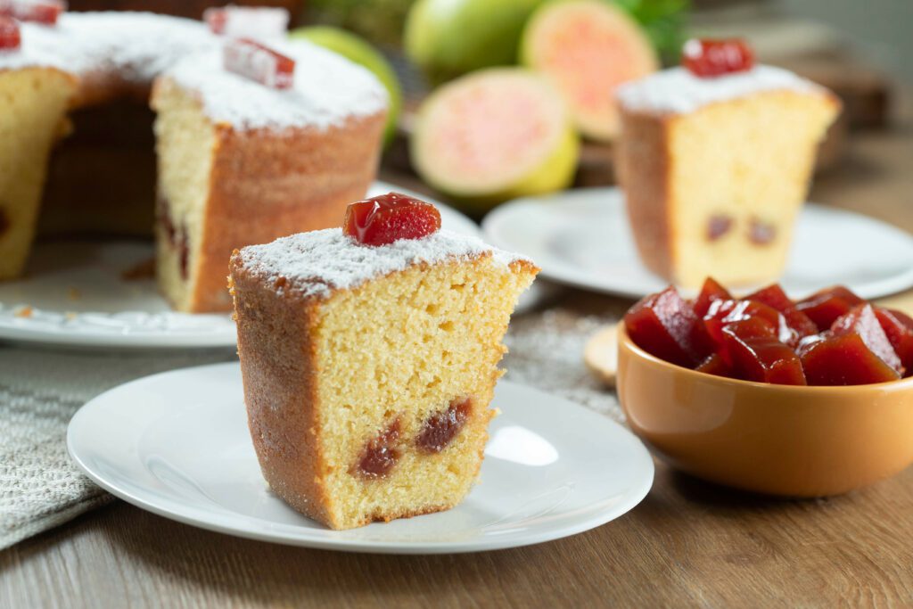 Bolo de Fubá Cremoso com Goiabada