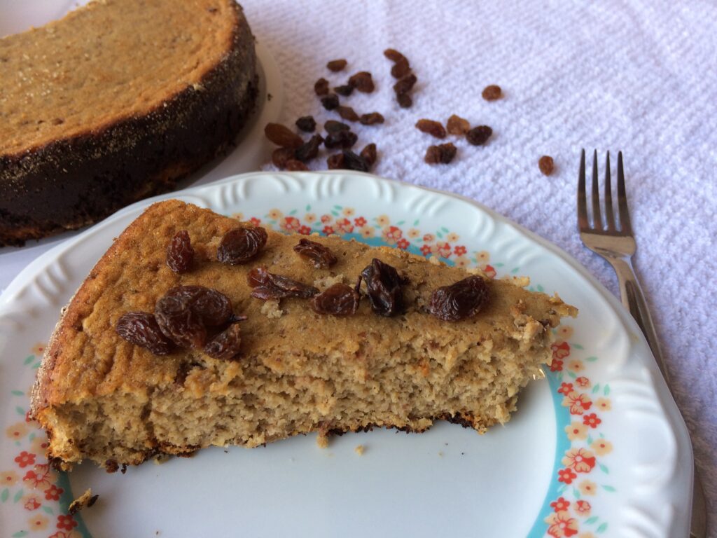 Bolo de banana com aveia e passas