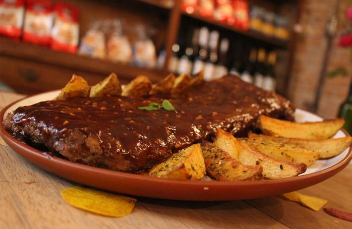 Costela de porco assada no forno com batatas