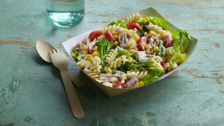 Salada de macarrão com atum