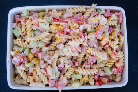 Salada de macarrão simples com maionese