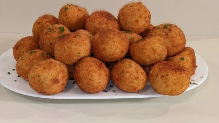 Bolinho de arroz com bacalhau