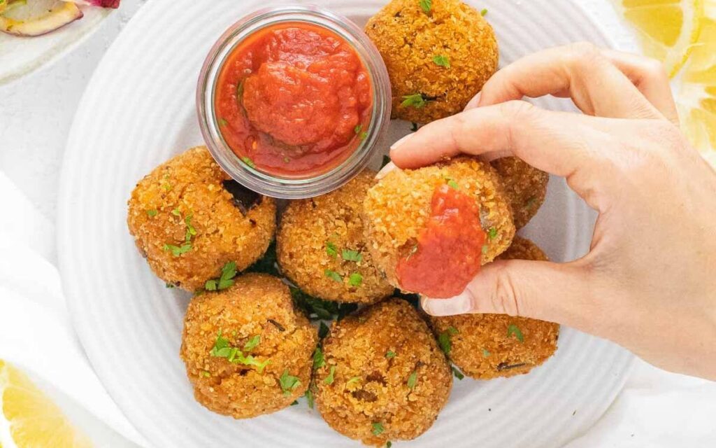 Bolinho de arroz com calabresa e queijo