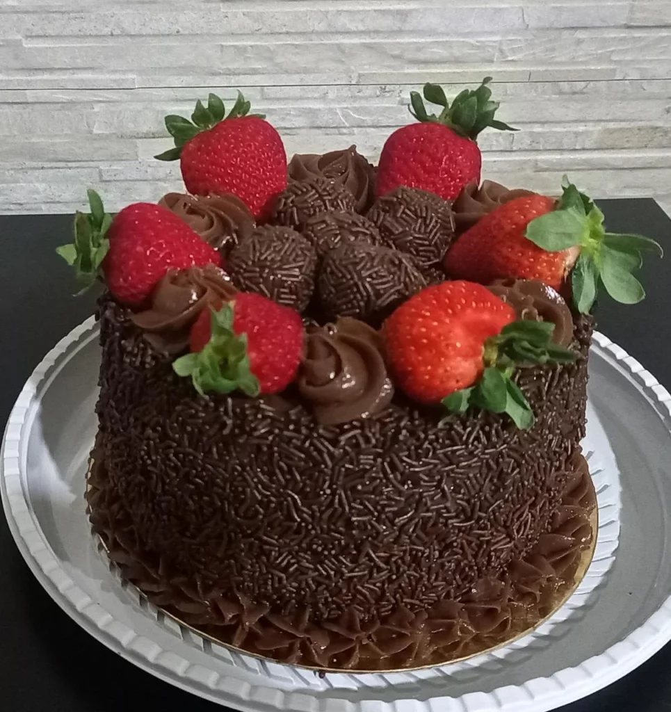 Bolo de brigadeiro com morango