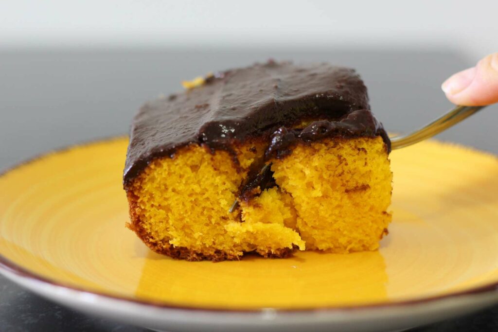 Bolo de cenoura com cobertura de chocolate