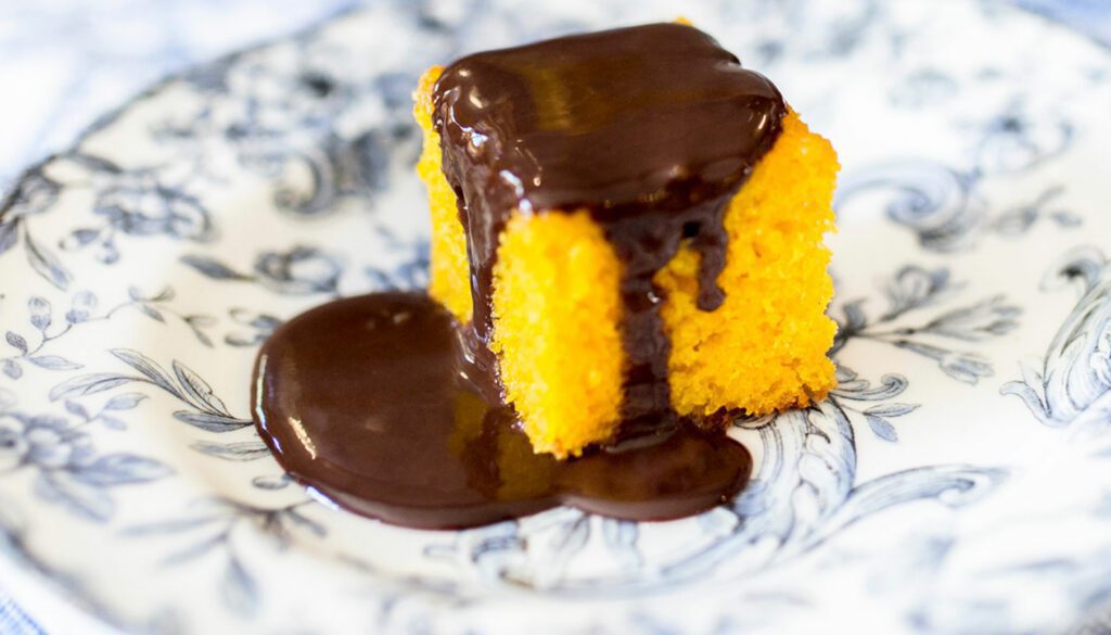 Bolo de cenoura com cobertura de chocolate durinha