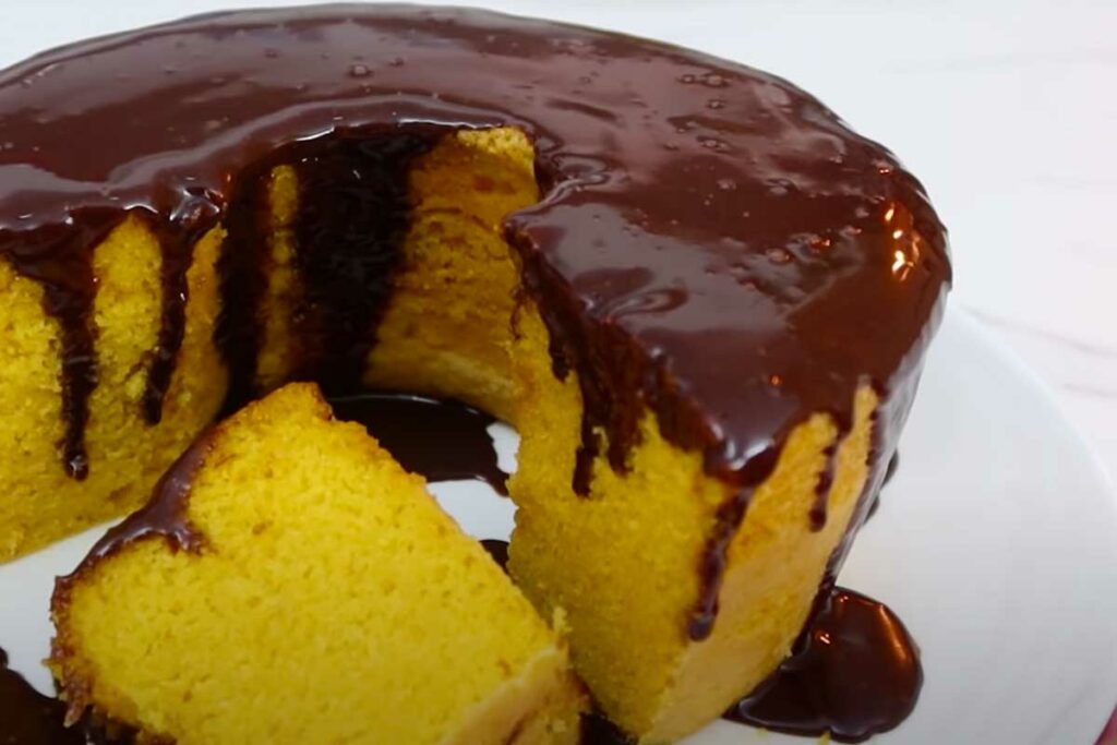 Bolo de cenoura com manteiga