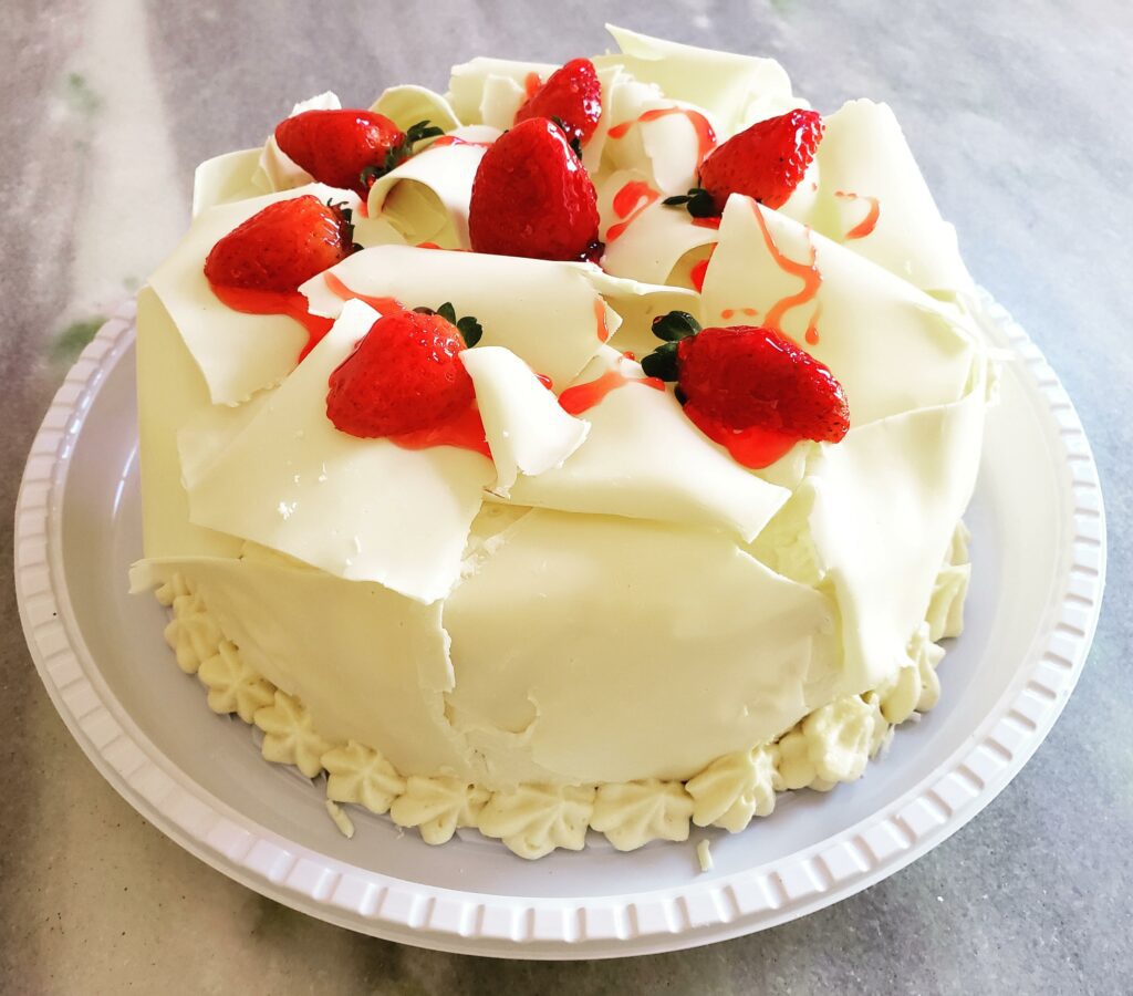 Bolo de chocolate branco com morango