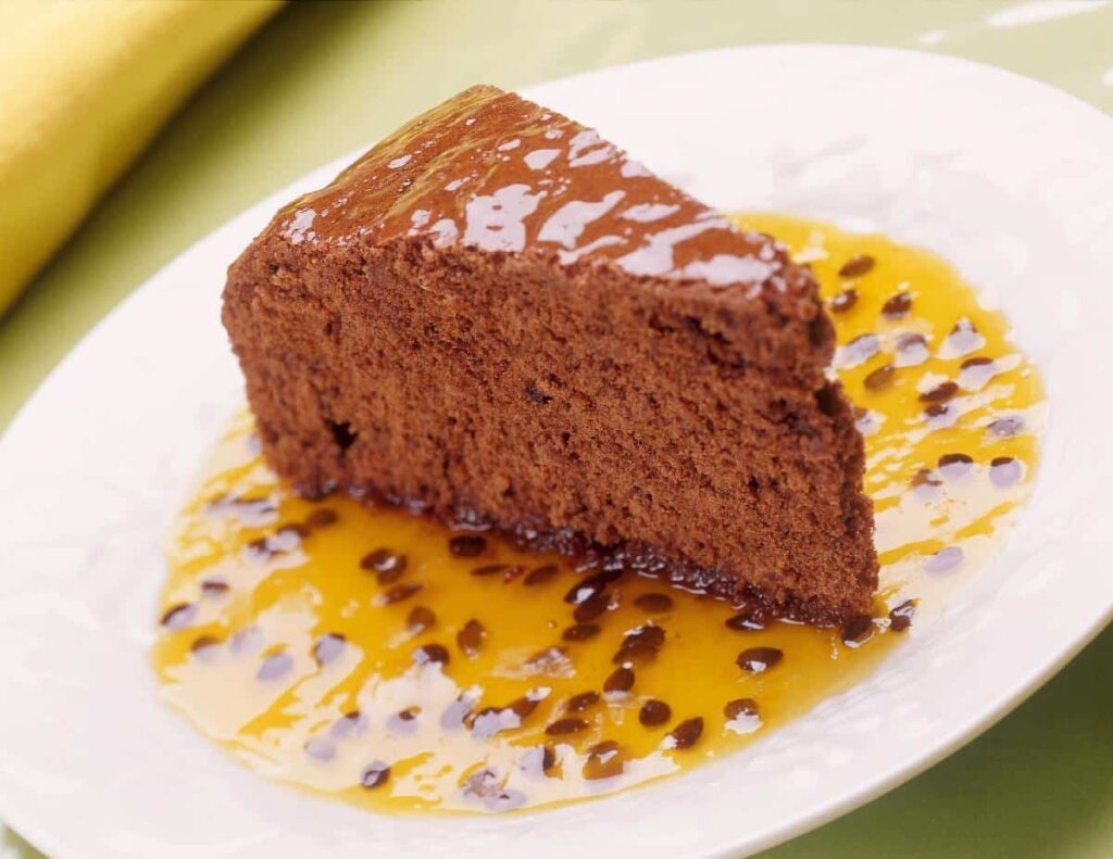 Bolo de chocolate com maracujá