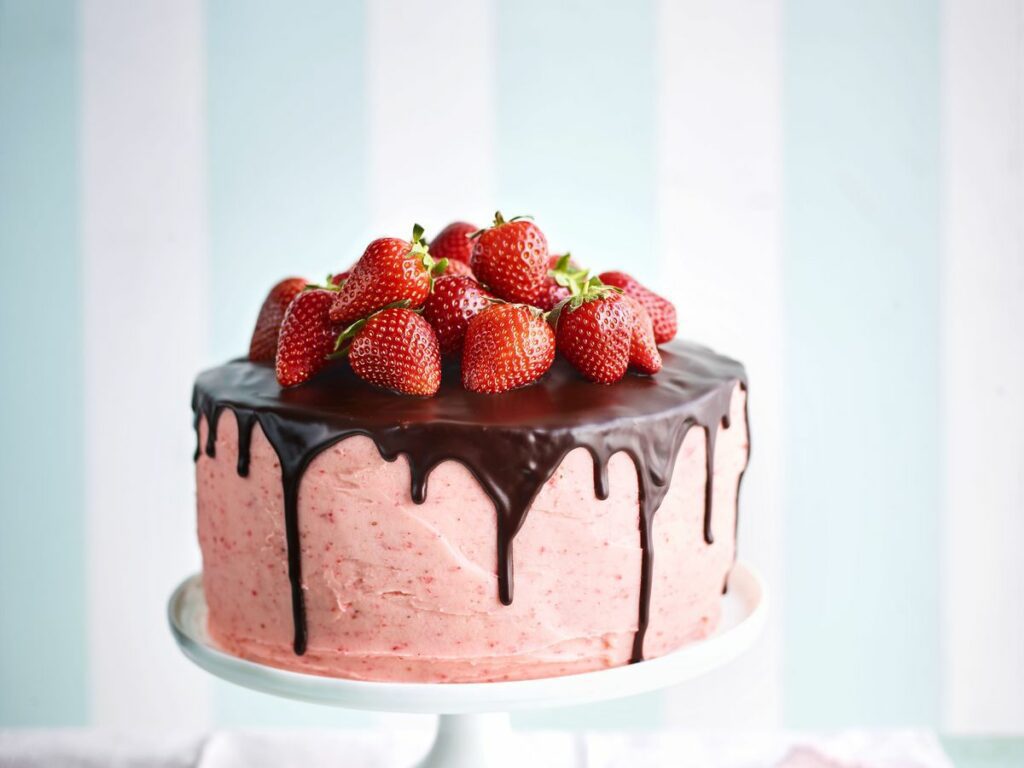 Bolo de chocolate com morango para aniversário