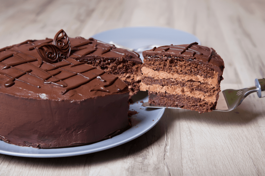 Bolo de chocolate com recheio de doce de leite