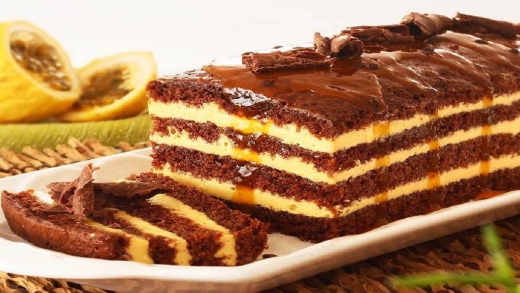 Bolo de chocolate com recheio de maracujá