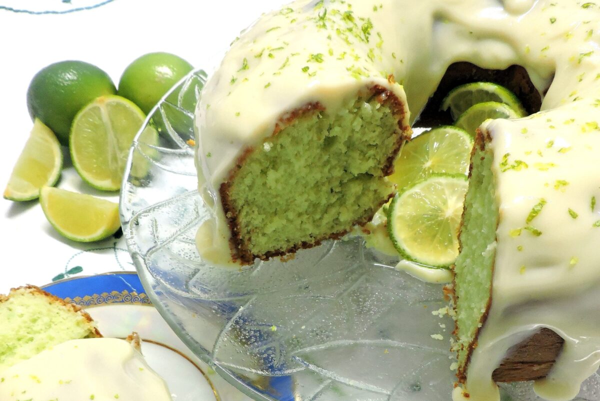 Bolo de limão com gelatina e iogurte