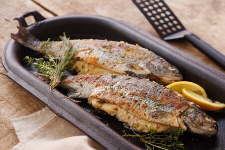 Peixe recheado no forno com batatas