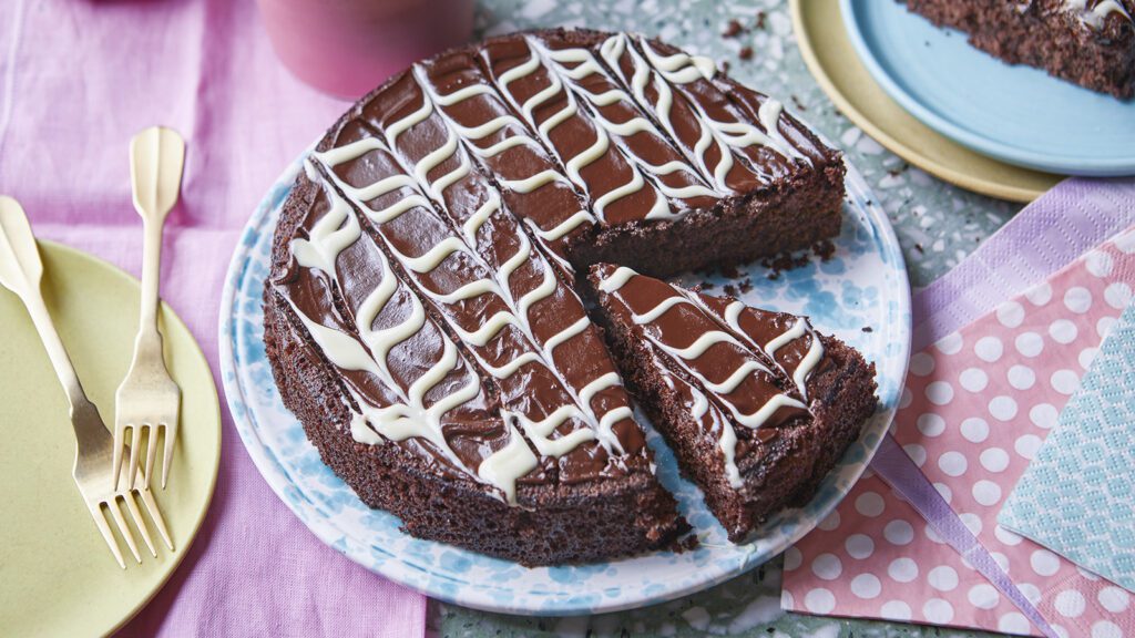 Bolo de chocolate com cobertura simples