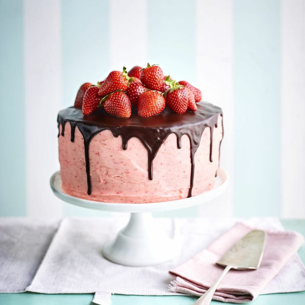 bolo de chocolate decorado com morango