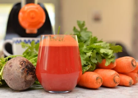 Suco de laranja com beterraba e cenoura