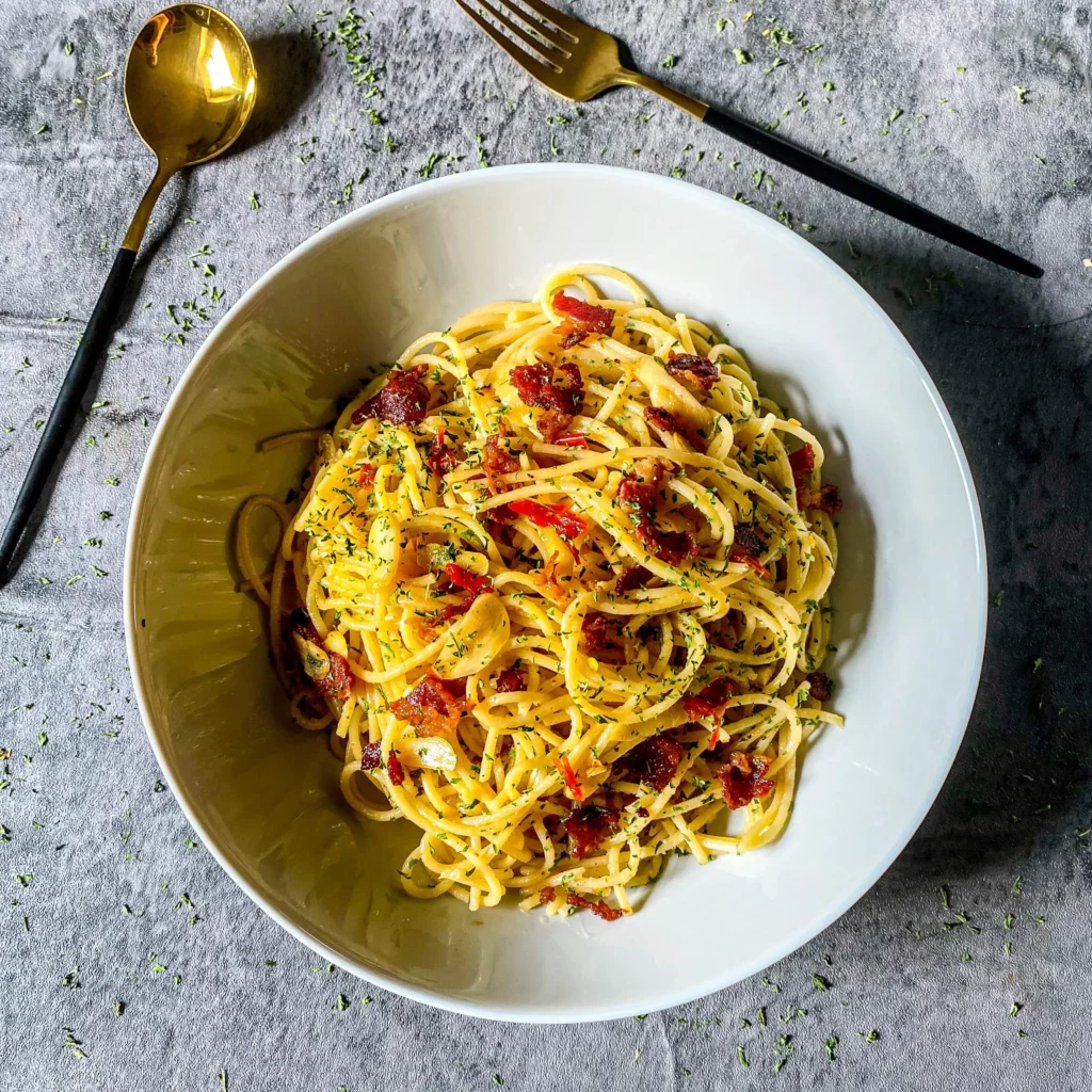 Macarrão alho e óleo com bacon