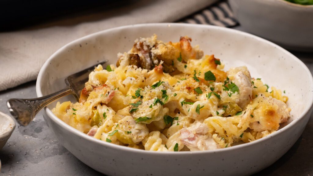 Macarrão ao molho branco com frango