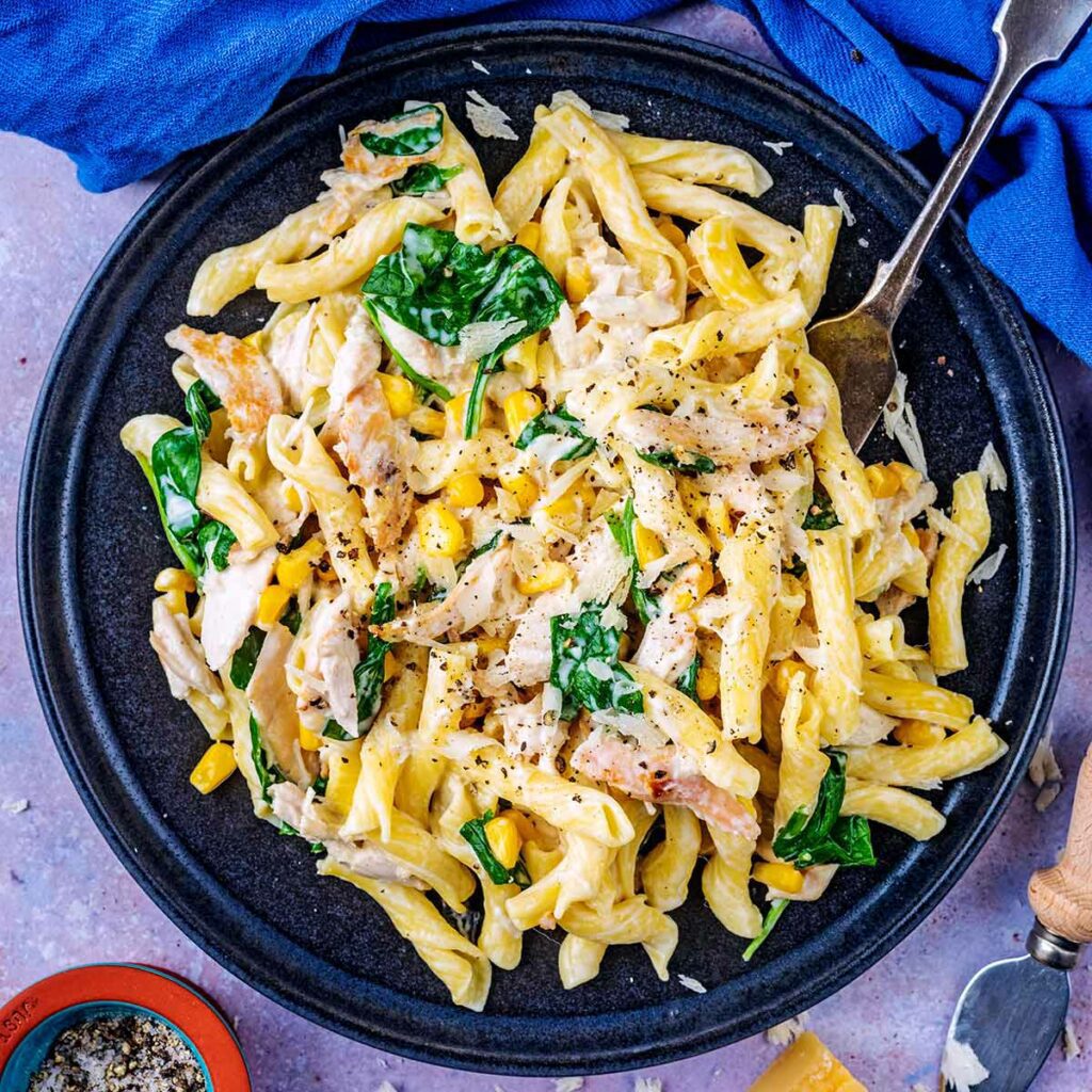 Macarrão com frango desfiado