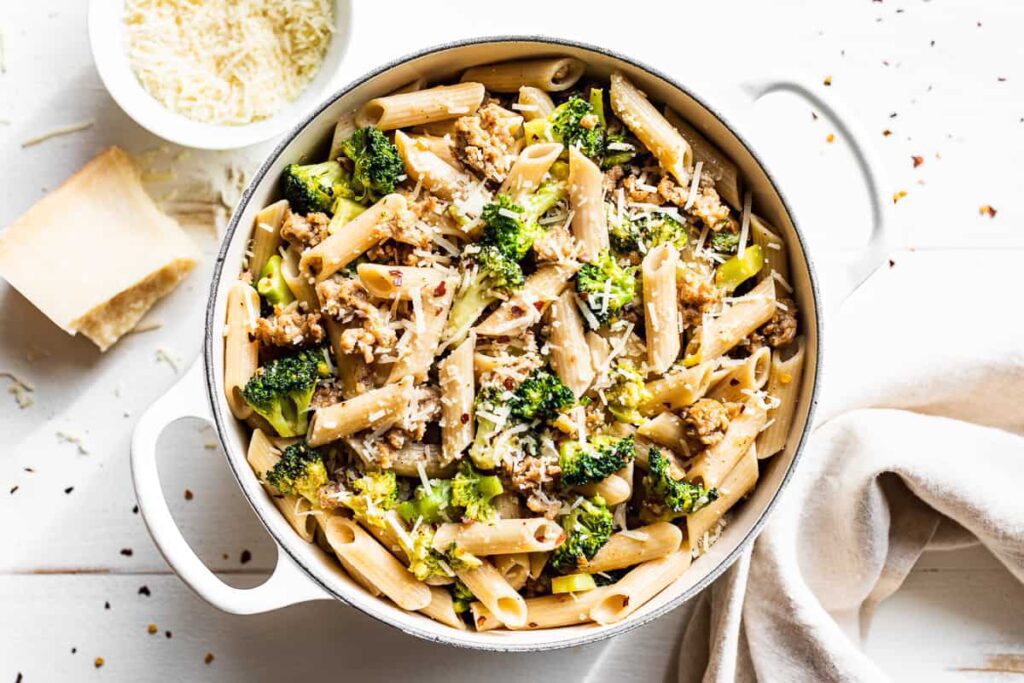 Macarrão com molho branco e brócolis