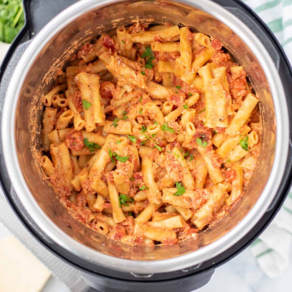 Macarrão de panela de pressão com frango