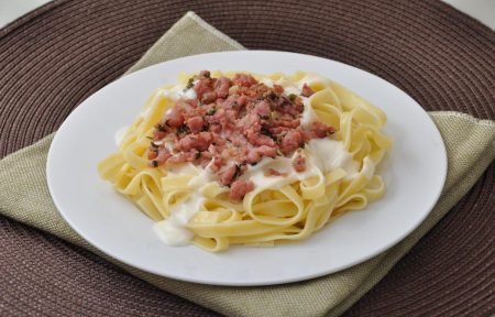 Macarrão ao molho branco com calabresa